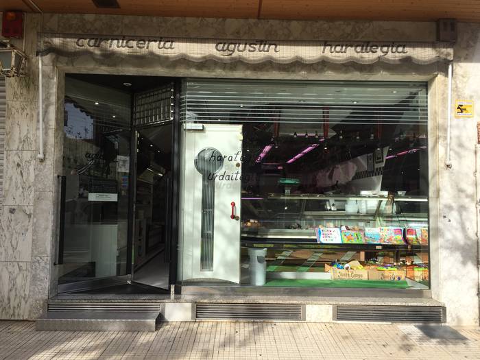 Larunbatean itxiko ditu ateak Amaia plazako Agustin harategiak