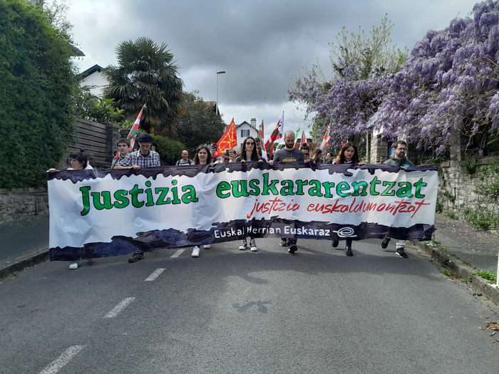 1.000 pertsonatik gora elkartu dira Baionako mobilizazio nazionalean Gurrutxaga eta Torreri babesa erakusteko
