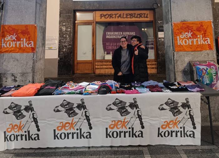 24. Korrikako arropa salduko dute ostiral arratsaldean, plazan