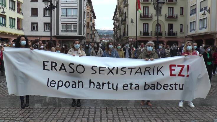 Jendetza bildu da Zarautzen eraso sexista salatzeko elkarretaratzean