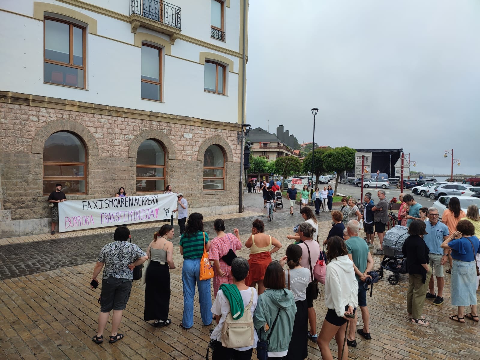 Elkarretaratzea egin dute Saregile plazan, LGTBIQ+ Harrotasunaren Nazioarteko Egunean