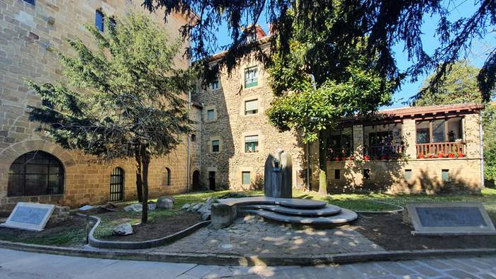 Lizardi eta Basarriren grabatuak berriro jarri dituzte Torre Luzea parkean