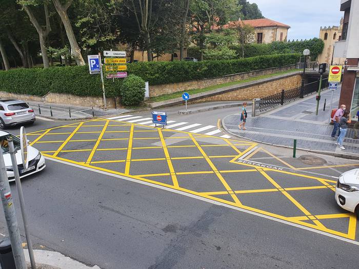 Munoako parkin pareko errepide zatian ibilgailuak gelditzea debekatu du udalak