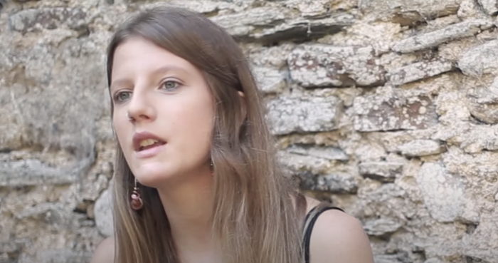 Esti Markezek bere lehen abestia aurkeztu du