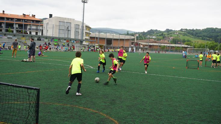 Irudietan: Sanpedrotako 3x3 futbol txapelketa jokatzen ari dira haurrak Mendibeltz zelaian