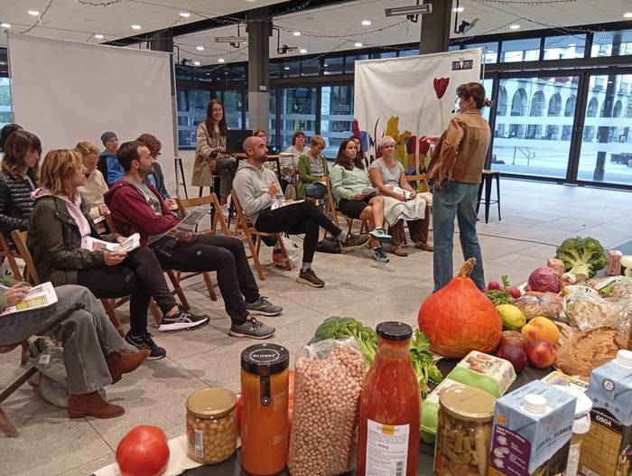 Etiketa nutrizionalak irakurtzen ikasi dute hainbat herritarrek