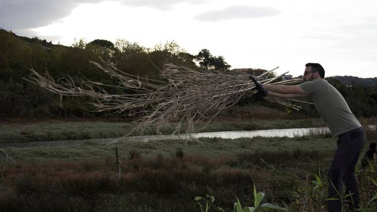 Elkarlanean jaso dituzte Iñurritzako biotopoan moztutako kanaberak