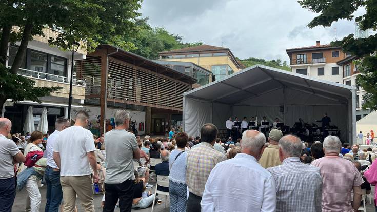 Zumaiako Txistulari bandak eta ZUMB Musika Bandak kontzertua eman dute eguerdian