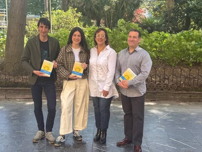 Lourdes Iriondoren literatura lana bildu du Alex Gurrutxagak bi liburutan