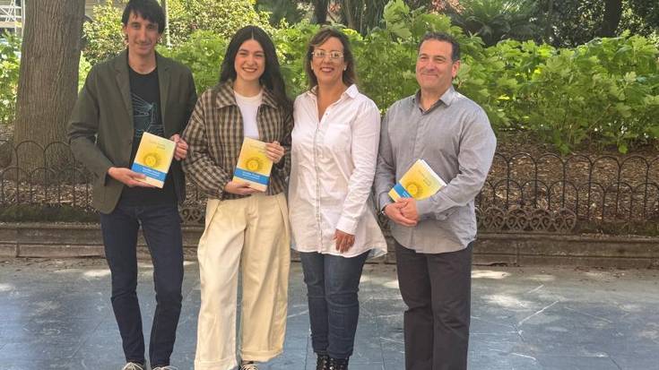 Lourdes Iriondoren literatura lana bildu du Alex Gurrutxagak bi liburutan