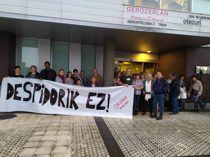 Langile baten kaleratzea salatzeko, elkarretaratzea egin dute Otezuri egoitzan