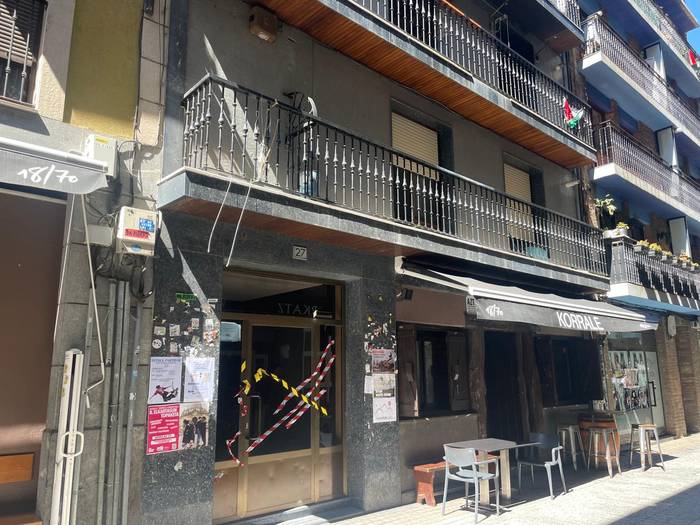 Hamabost egun eta gero ere, etxera sartu ezinda