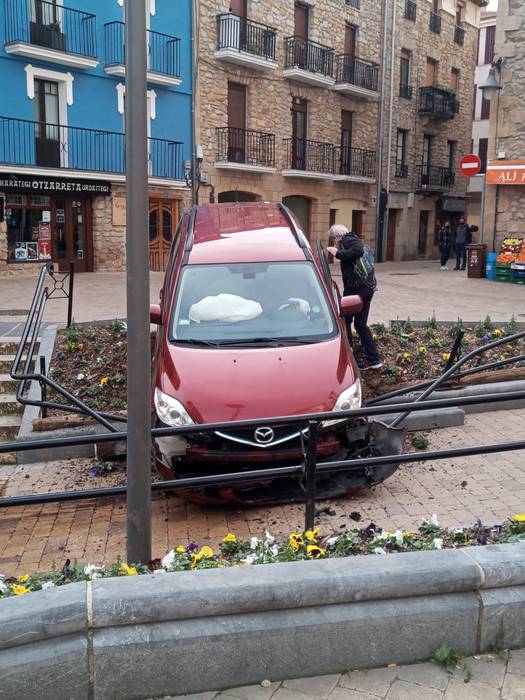 Auto batek Paxo pasabideko baranden kontra jo du
