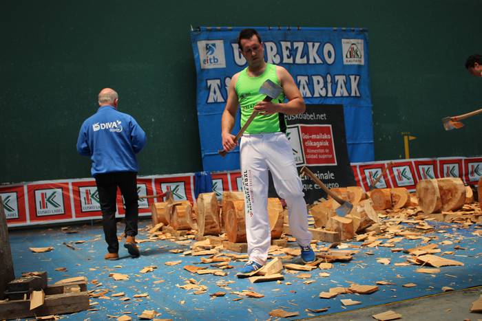 Mikel Larrañagak ere lortu du Urrezko Aizkolarien Binakako Txapelketaren finalerako txartela