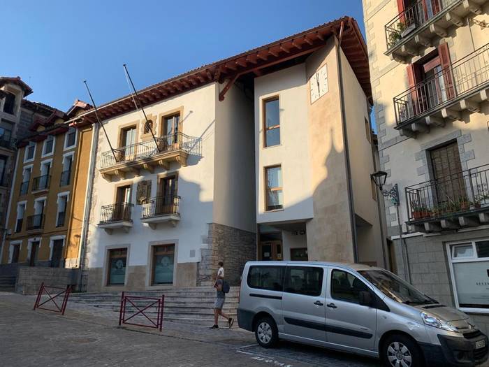 Sektore publikoko grebak eragina izango du udal zerbitzuetan ere