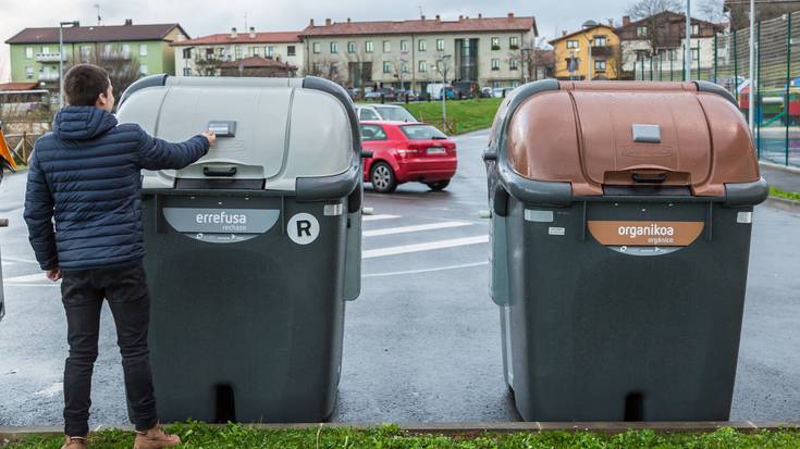 Aian txartela beharko da ostegunetik aurrera organikoaren eta errefusaren edukiontziak irekitzeko