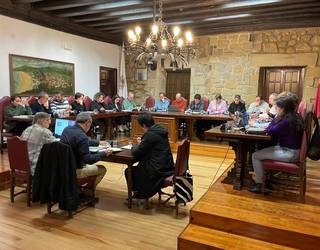 Guraso bakarreko familientzako hobariak aztertzeko konpromisoa hartu du udalak