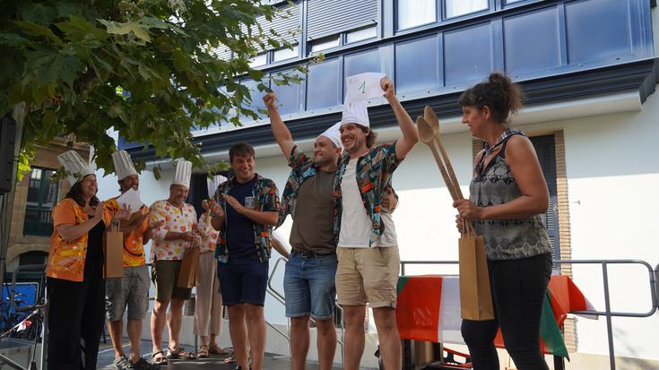 Marmitakoarekin sabela gozatu ostean, ikurrinaren jaitsierarekin agurtu dituzte salbatoreak