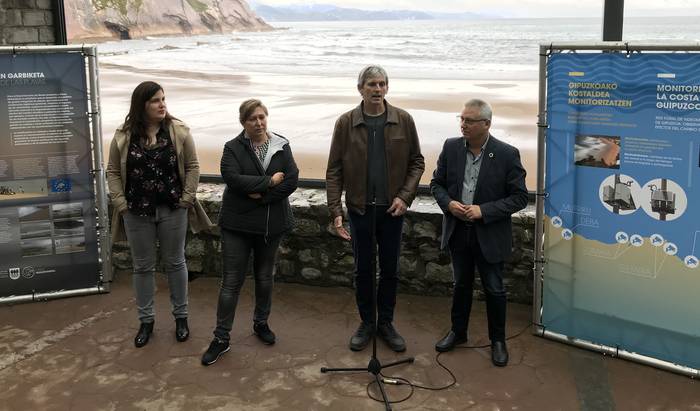 Hondartza denboraldiari hasiera eman dio Gipuzkoako Foru Aldundiak, Zumaiako Itzurun hondartzan