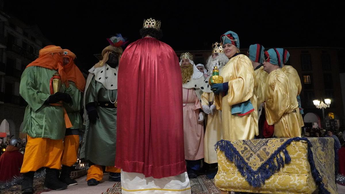 Giroa berotu du Errege Magoen kabalkadak, eta herritarren ilusioa piztu