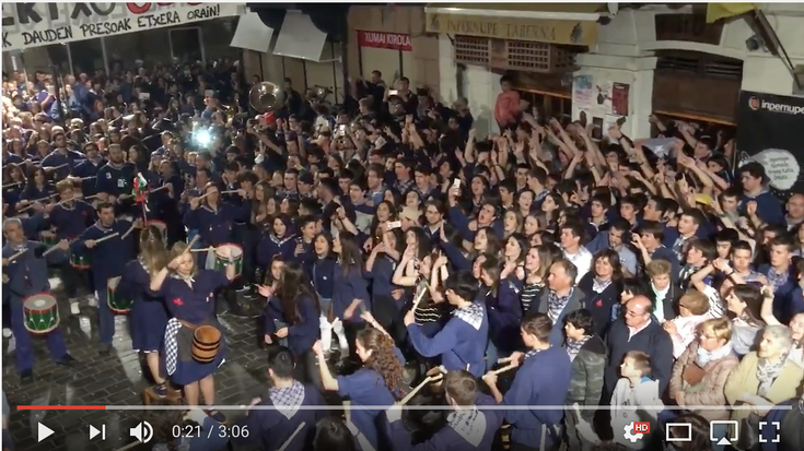 [BIDEOA] Banderaren igoera eta San Telmoren martxa