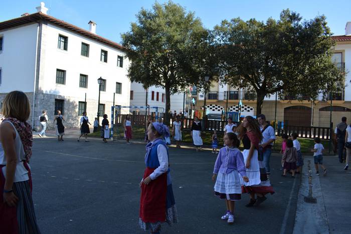 [ARGAZKI BILDUMA] Eguraldia eta umore ona lagun, Aizarnazabalgo Euskal Jai egunean
