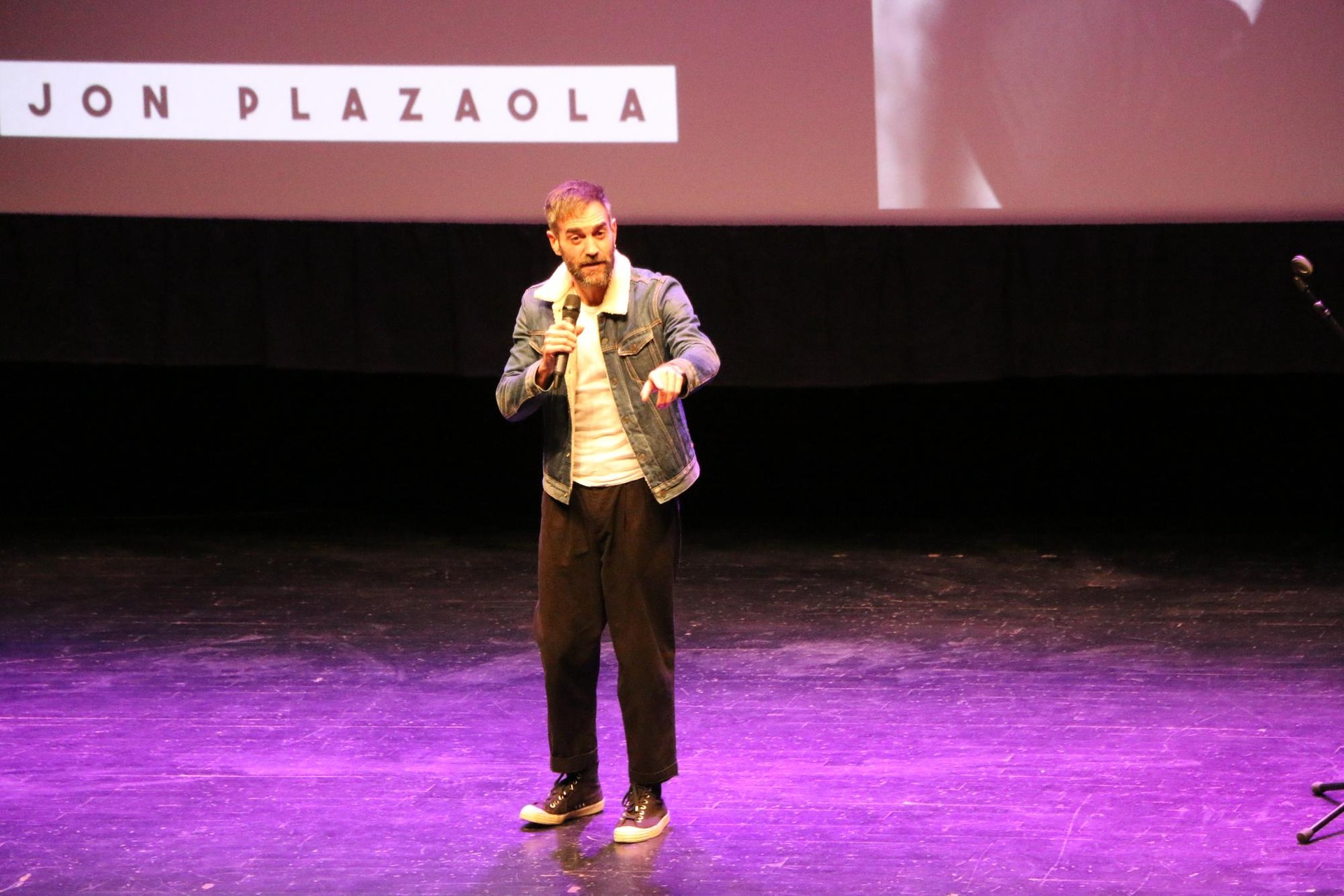 Jon Plazaolak barrez jarri ditu herritarrak, Baztartxo antzokian