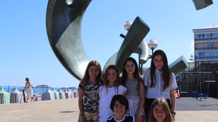 "Handiagoa izatea nahi nuen aitonaren eskultura"