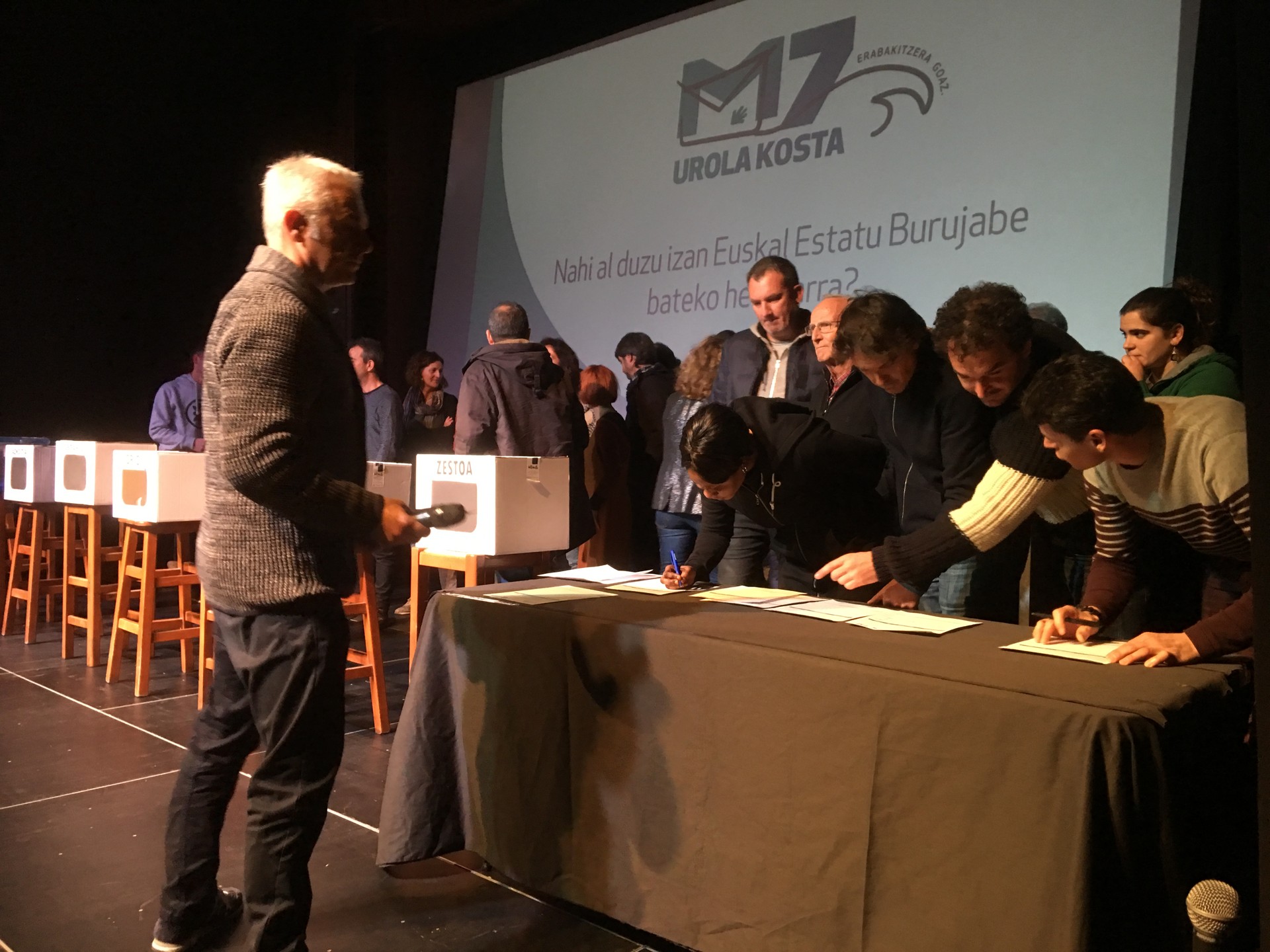 Maiatzaren 7an, herri galdeketa: Nahi al duzu izan euskal estatu burujabe bateko herritar?
