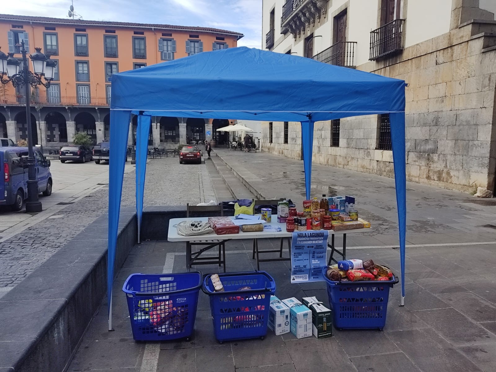 Krisiaren Seme-alabak Sare Sozialistako kideek berriz ekin diote oinarrizko produktu eta elikagaiak biltzeari
