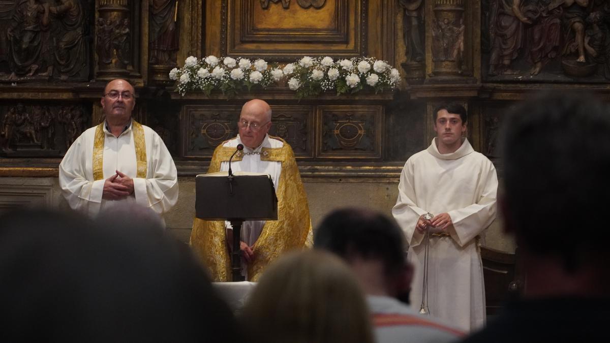 Schola Cantorum abesbatzaren salbeak jendetza bildu zuen Santa Maria La Real parrokian