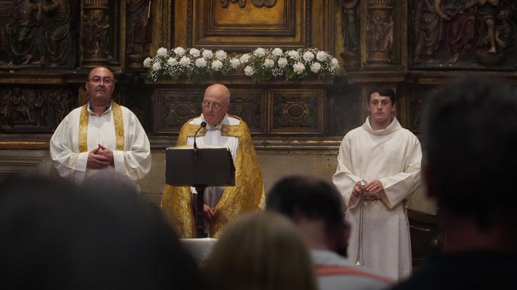 Schola Cantorum abesbatzaren salbeak jendetza bildu zuen Santa Maria La Real parrokian