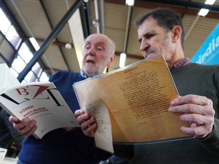 Xabier Lizardiren poema guztien bilduma argitaratu du Euskaltzaindiak