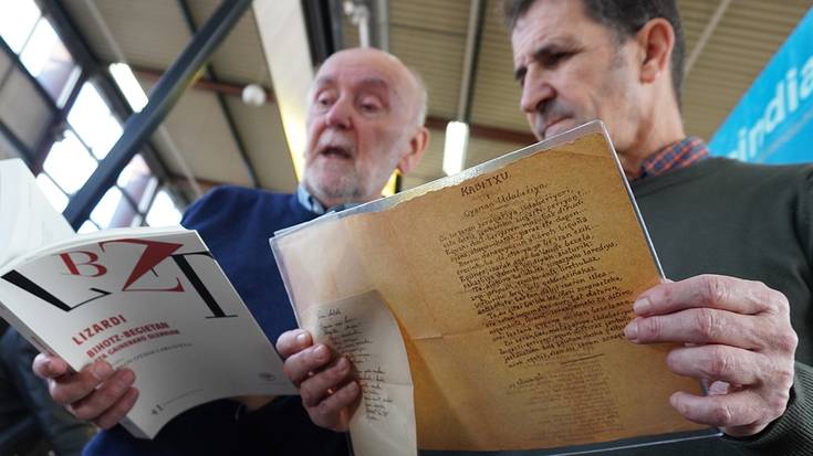 Xabier Lizardiren poema guztien bilduma argitaratu du Euskaltzaindiak
