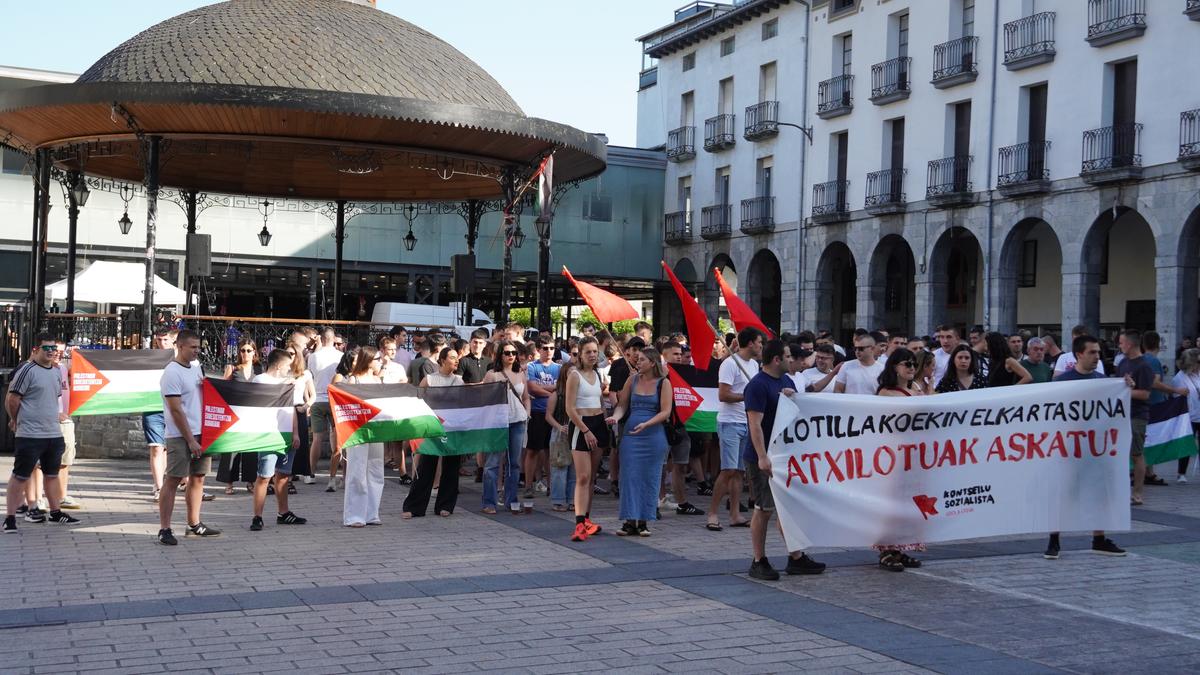 Flotillako kideei elkartasuna adierazi eta Ertzaintza oldartu izana salatu dute