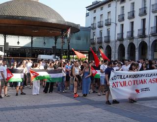Flotillako kideei elkartasuna adierazi eta Ertzaintza oldartu izana salatu dute