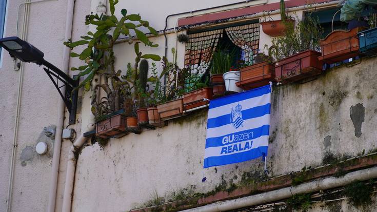Realari bultzada emateko banderekin jantzi dituzte herriko leiho eta balkoiak