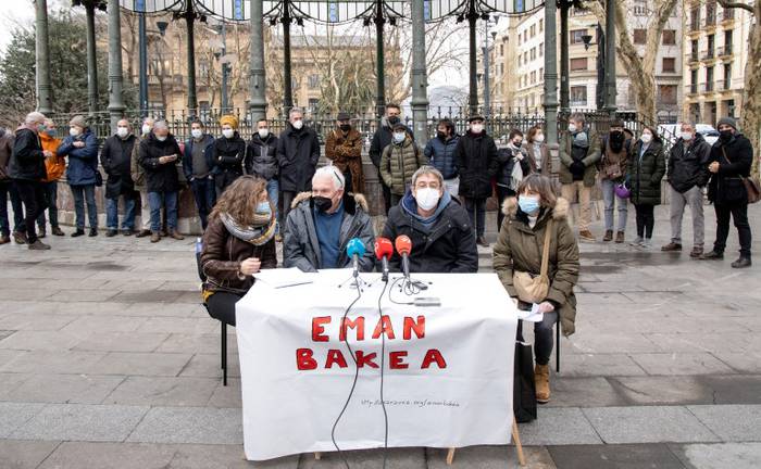 Eskualdeko hainbat idazlek babesa adierazi diote Mikel Antzari