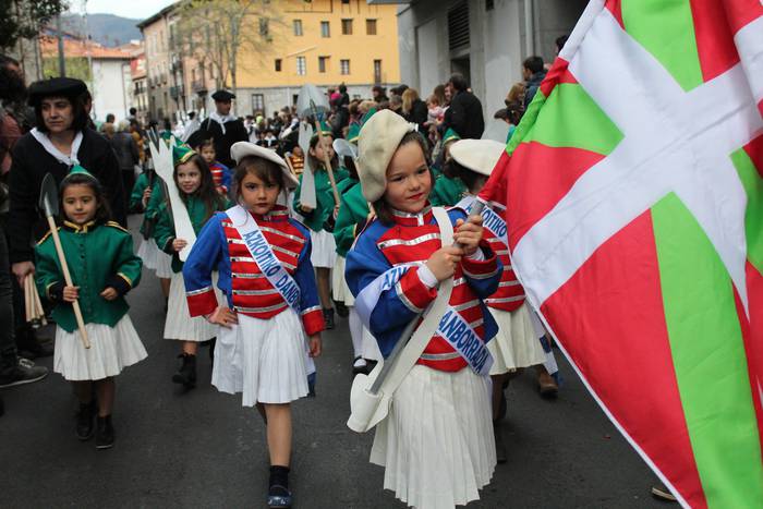 Azkoitiko umeen danborrada ibilbide laburragoarekin egingo dute edo frontoian izango da