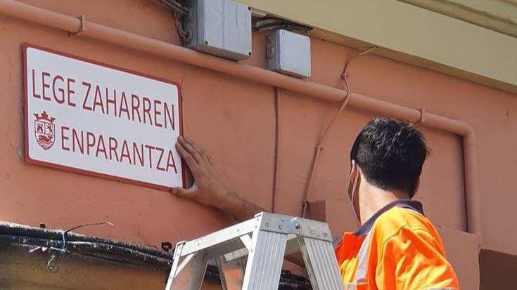 Kale izendegiko plakak aldatzen hasi dira