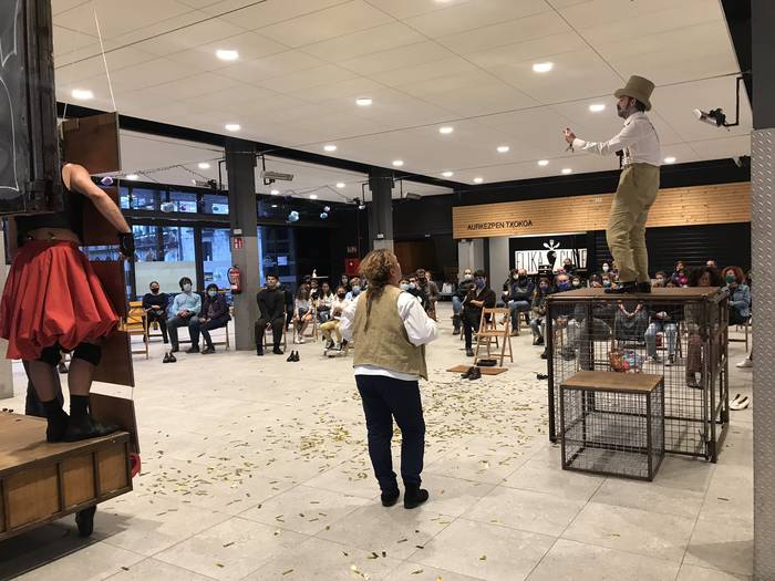 Azoka Plaza bete jende, Hika Teatroaren 'Tonbola' ikuskizunean