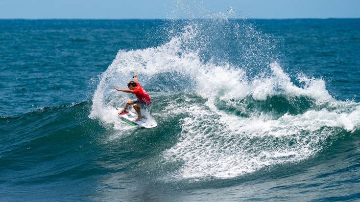 Olatu onean jarraitzen dute Munduko Surf Txapelketa jokatzen ari diren zarauztarrek