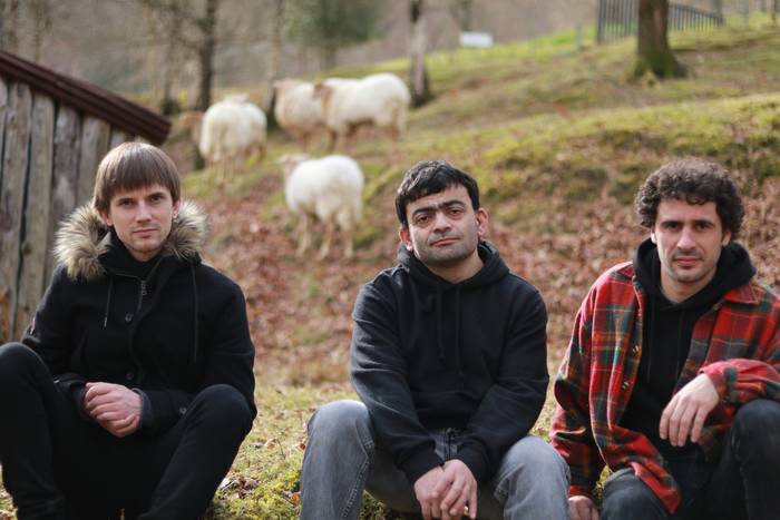 Entzungai dago Sofa taldearen disko berriko aurrerapen kanta