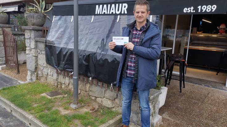 Xubik jaso du Egunean Behineko Baleikeren taldeko saria