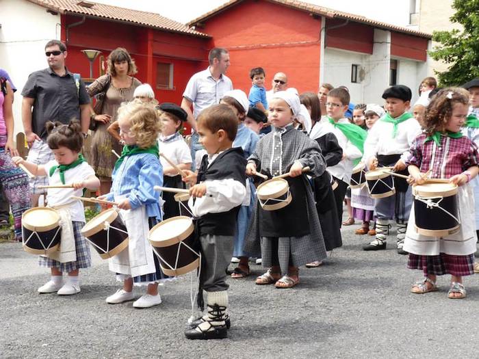 Auzolanean antolatutako karmenak hasiko dituzte bihar Arroabean