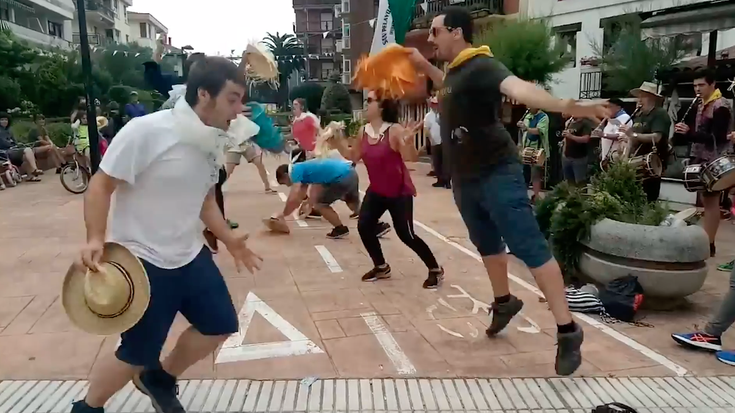 Bideoa: Sanpelaioetako 'oilasko biltzea'