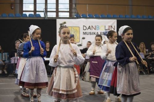 Dantza emanaldia eskainiko dute Danbolin Musika Eskolako ikasleek