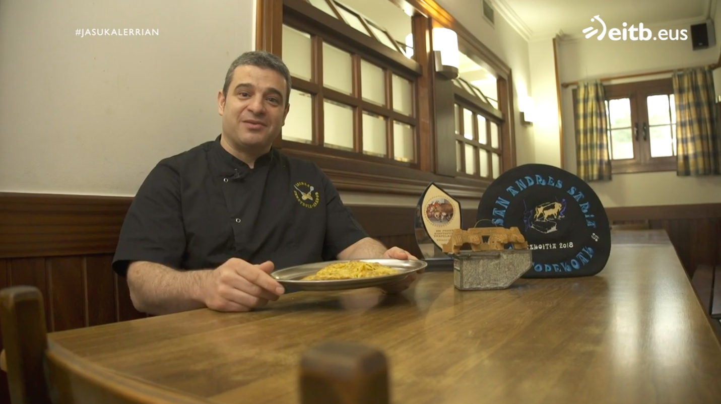 Isidro Erretegiko Aitor Aizpuruak zezina tortilla prestatu du ETB1eko 'Sukalerrian' saiorako