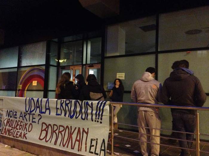 Kiroldegiko langileek grebari ekin diote