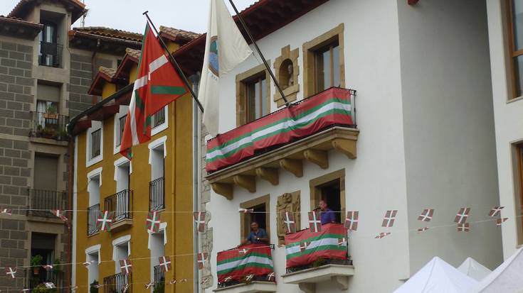 Zumaiako Udalak eskerrak eman nahi dizkie Euskal Jai Eguna aurrera ateratzen eta giroa sortu zuten herritarrei